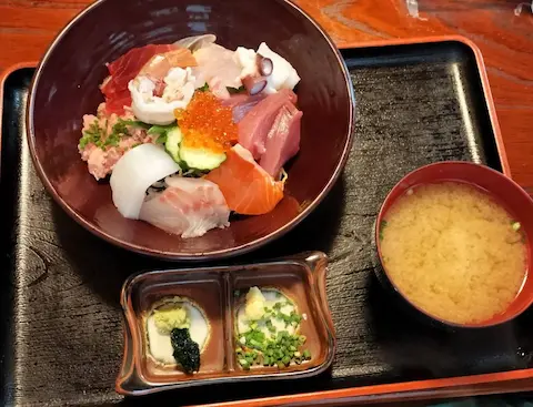 静岡のおばたやの海鮮丼。刺身がたくさん盛られたどんぶりとみそ汁。