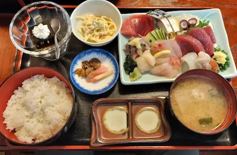 静岡のおばたやのお刺身定食。ボリュームのある刺身にご飯やみそ汁などが付いている。