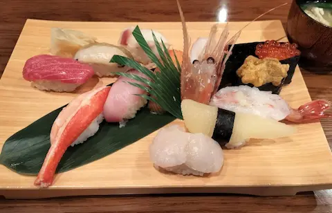 北海道の留萌にある荒磯鮨「荒磯にぎり」。