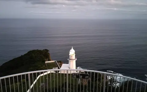 地球岬展望台からの海景色。灯台も見える。