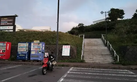 地球岬展望台の外観と原付トゥデイ。