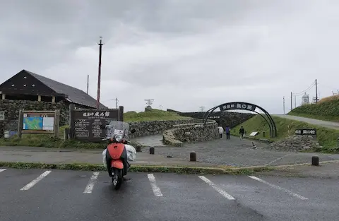 襟裳岬の駐車場からの施設風景。原付トゥデイも写っている。