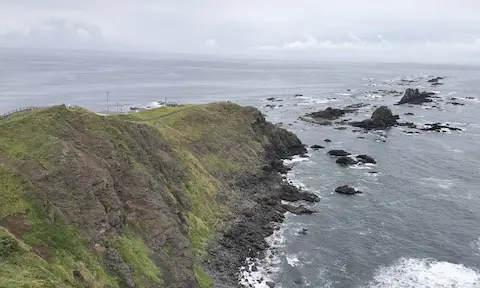 襟裳岬の先端につながる遊歩道。断崖となっている。