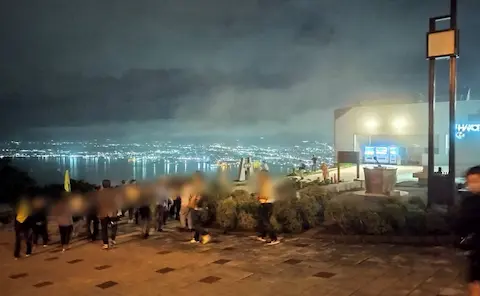 函館山の夜景。夜は人が多い。