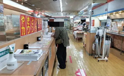 ハセガワストアの店舗内観。台で弁当のオーダーを書いてレジで注文する。