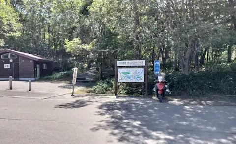 細岡展望台の駐車場と展望台への遊歩道入口。
