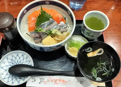北海道の瓢六のさんま二色丼。さんまとサーモンが乗った丼とお吸い物。