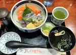 北海道の瓢六のさんま二色丼。さんまとサーモンが乗った丼とお吸い物。
