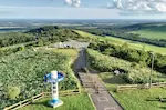 開陽台の展望台からの見晴らし。緑の草原や山々、開陽台モニュメントなどが見える。