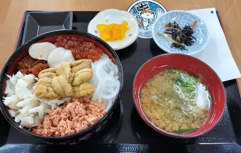 北海道・樺太食堂の樺太丼。ウニ、いくら、カニ、いか、生ホタテなどが盛られた海鮮丼と、みそ汁等が付いたセット。