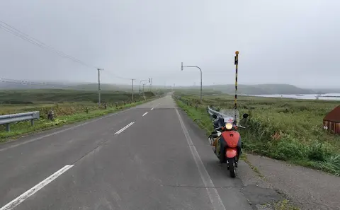 北海道の北太平洋シーサイドラインの景色。海岸線道路で霧がかった道。