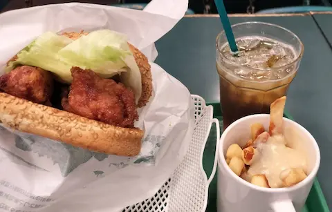 北海道函館のラッキーピエロのチャイニーズチキンバーガーセット。チキンを挟んだバーガーとラキポテ、烏龍茶のセット。