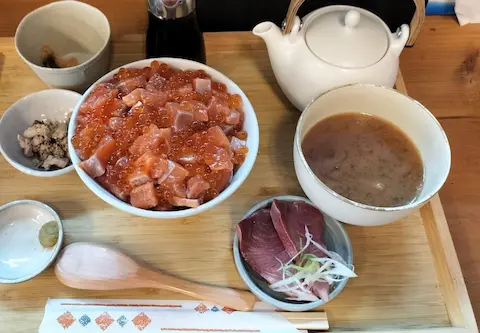 斜里町ウトロの圓子水産のサーモンといくらの漬丼。みそ汁と、お茶漬け用の急須などが付いているセット。
