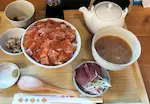 斜里町ウトロの圓子水産のサーモンといくらの漬丼。みそ汁と、お茶漬け用の急須などが付いているセット。