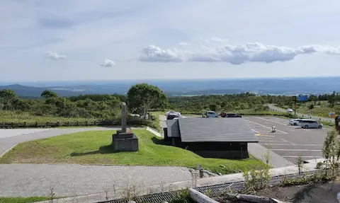 摩周湖第1展望台の景色。駐車場と山々の景色が見晴らせる。