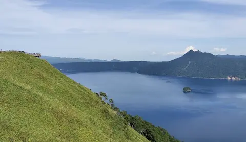 北海道・摩周湖第3展望台からの湖景色。左手に遊歩道と展望台も少し見える。