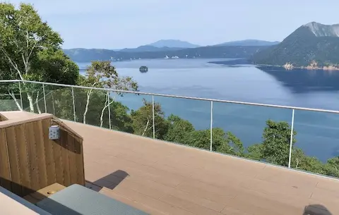 北海道・摩周湖第一展望台からの湖。テラス席があり、座って湖を見れる。