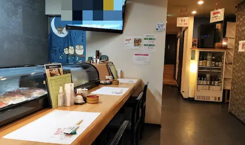 紋別の寿司処みらく店舗内観。和の感じで、カウンター席がうつっている。