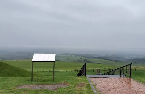 ナイタイ高原牧場の景色。雨で霧が買っているが、見晴らしは抜群。