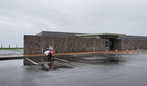 ナイタイ高原牧場のレストハウスと駐車場。