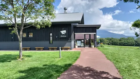 北海道ニセコにあるレストランPRATIVO外観。