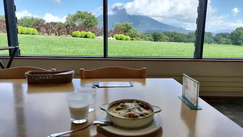 北海道ニセコにあるレストランPRATIVOの店内。ドリアと窓越しに見える羊蹄山。