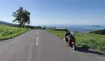 城岱スカイラインの景色と原付。見晴らしの良い高原道路の風景。