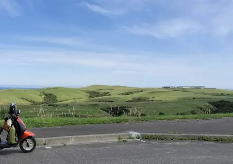北海道の宗谷丘陵の景色。道路から平原が広がる。