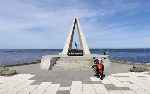 宗谷岬のモニュメントとトゥデイ。背景に大海原が広がる。
