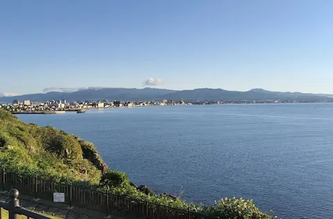 立待岬の海景色。海岸線の街並みも望める。