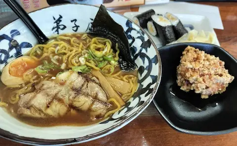 弟子屈ラーメン弟子屈総本店の魚介しぼり醤油と、ざんぎと山わさび巻きの写真。