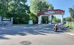 博物館網走監獄の入口門と原付写真。