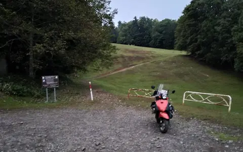 阿寒湖畔展望台と原付。砂利の駐車場から、芝生をちょっと上った先に展望できるスポットがある。