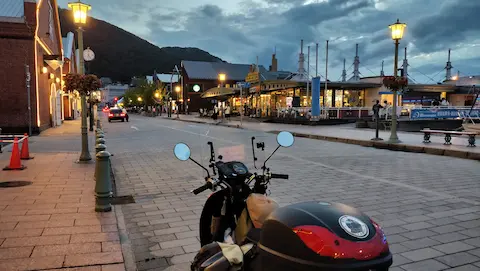 北海道の函館にある金森赤レンガ倉庫の外観。夕暮れでライトアップされている。