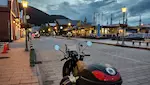 北海道の函館にある金森赤レンガ倉庫の外観。夕暮れでライトアップされている。