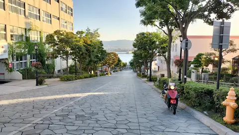 函館の八幡坂。まっすぐに伸びる下り坂で、先に海と山が見える。