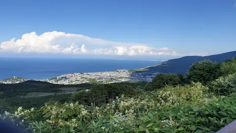 毛無山展望台からの景色。小樽の街並みと海が見える。