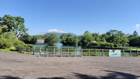 北海道の大沼国定公園。沼の水面と、その向こうに駒ケ岳が見える。