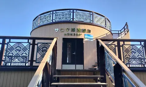 サロマ湖展望台。階段の上に、円柱の展望台がある。