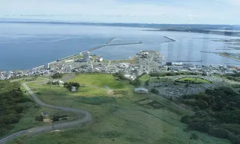 開基百年記念塔の展望塔からの景色。海と海岸線の景色が広がる。