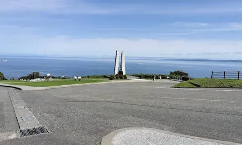 稚内公園の記念碑と海景色。