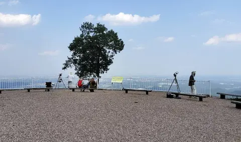 皇鈴山展望台の広場。遠くの山々が見晴らせる。