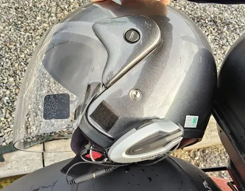 JESIMAIK H6をヘルメットに付けた外観